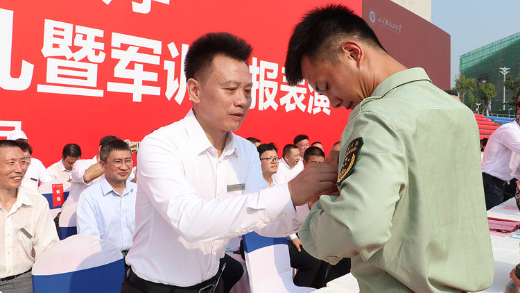 校长授勋.jpg