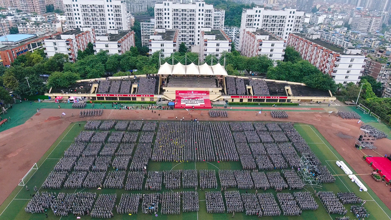 学校隆重举行2020级新生军训汇报表演 2.jpg