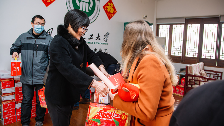 暖心！校领导慰问寒假留校学生_04.jpg