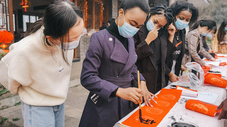 暖心！校领导慰问寒假留校学生_06.jpg