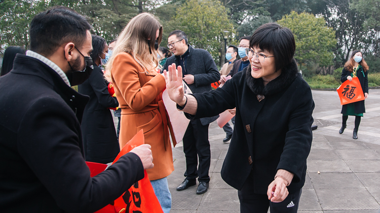 暖心！校领导慰问寒假留校学生_03.jpg