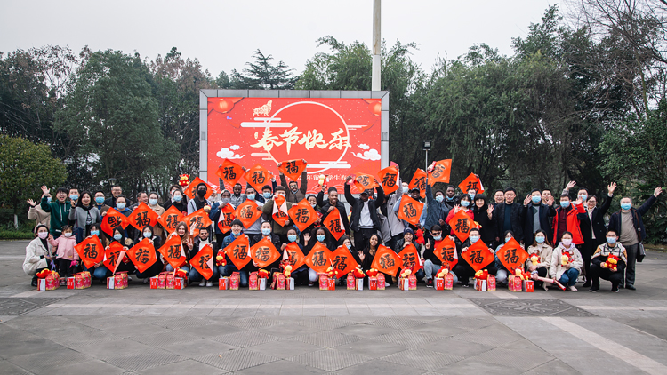 暖心！校领导慰问寒假留校学生_01.jpg