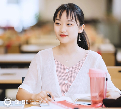 万小容1.jpg