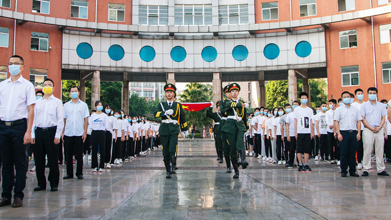 我校隆重举行新学期升国旗仪式 2.jpg