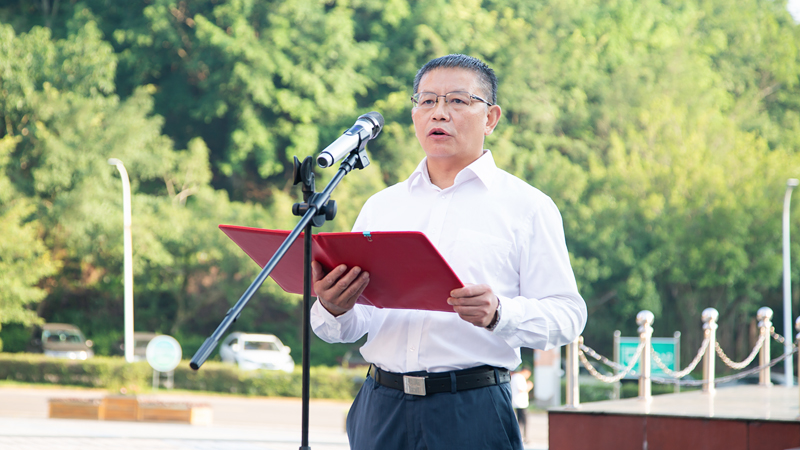 我校隆重举行新学期升国旗仪式 3.jpg