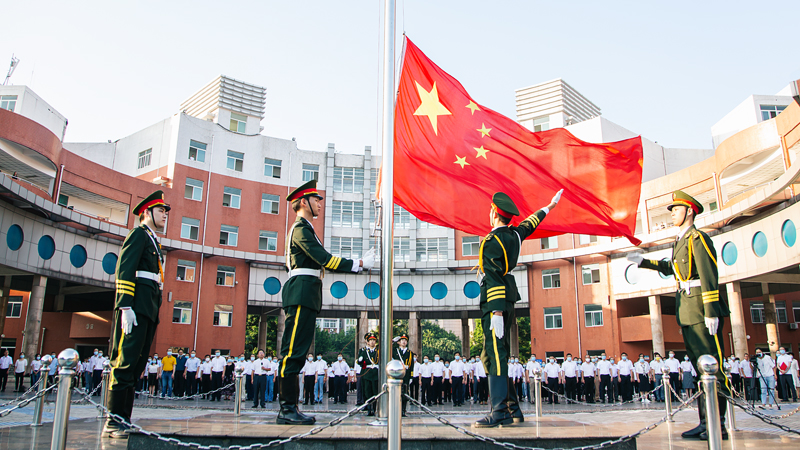 我校隆重举行新学期升国旗仪式 1.jpg