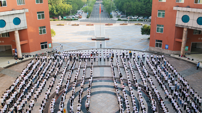 我校隆重举行新学期升国旗仪式 4.jpg